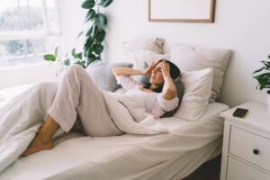 Mulher com tontura na cama